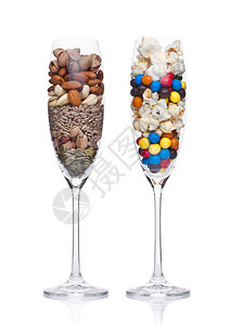 果冻杯白底带健康坚果杯的爆米花和糖果背景