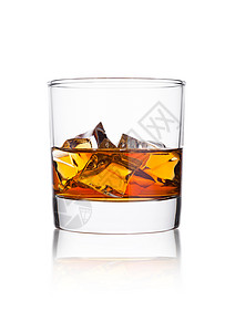 平底玻璃杯优雅的威士忌杯子冰块在白色背景上反射背景