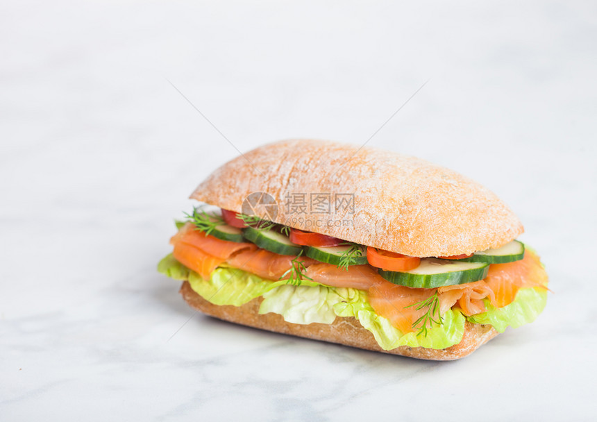 白石上的鲑鱼三明治图片
