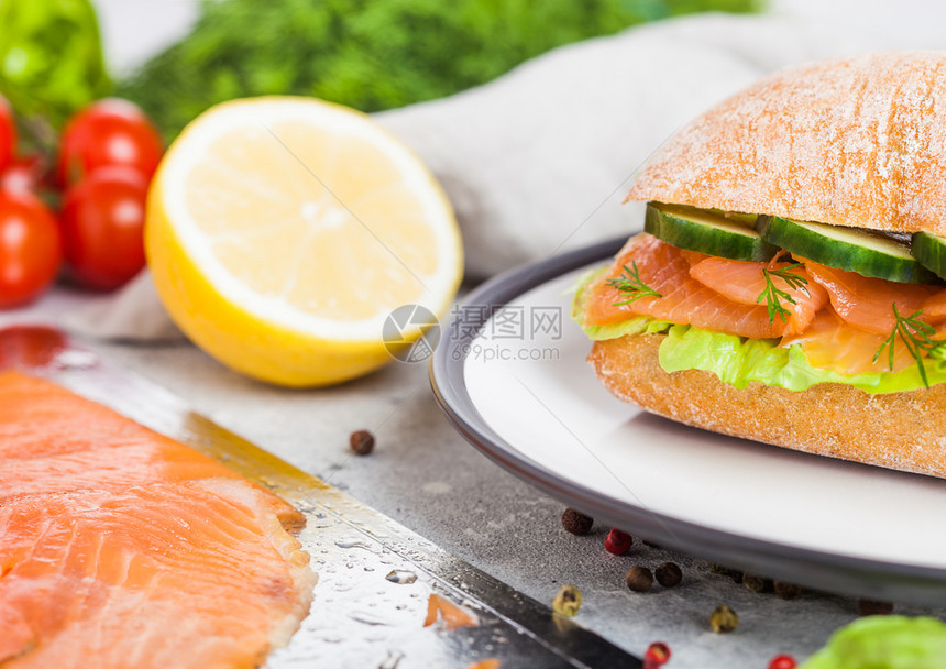 近视图配西红柿生鱼片和大白菜的三明治图片