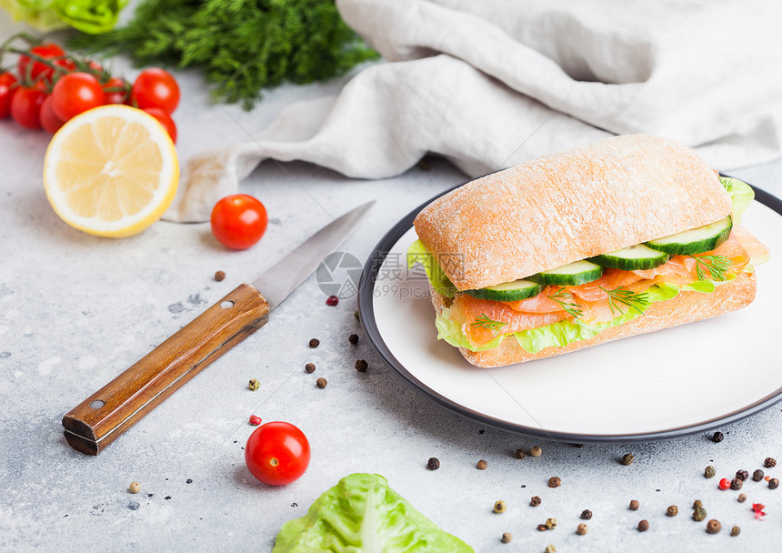 配西红柿生鱼片和大白菜的三明治图片