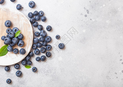 木板圆上的新鲜有机生蓝莓图片