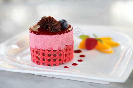 草莓慕斯蛋糕加水果图片