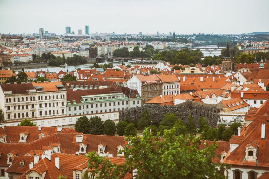 在Czech的Prague旧城广场上有传统红色屋顶的房图片