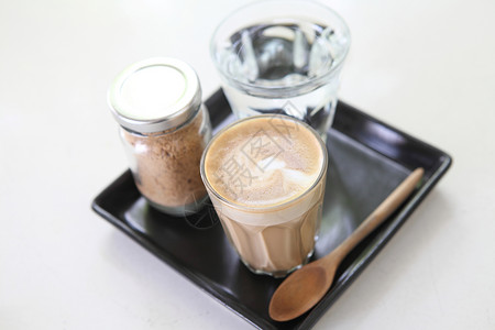 透明罐子里有咖啡粉俯视图图片