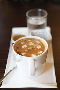 白色陶瓷托盘上的咖啡图片