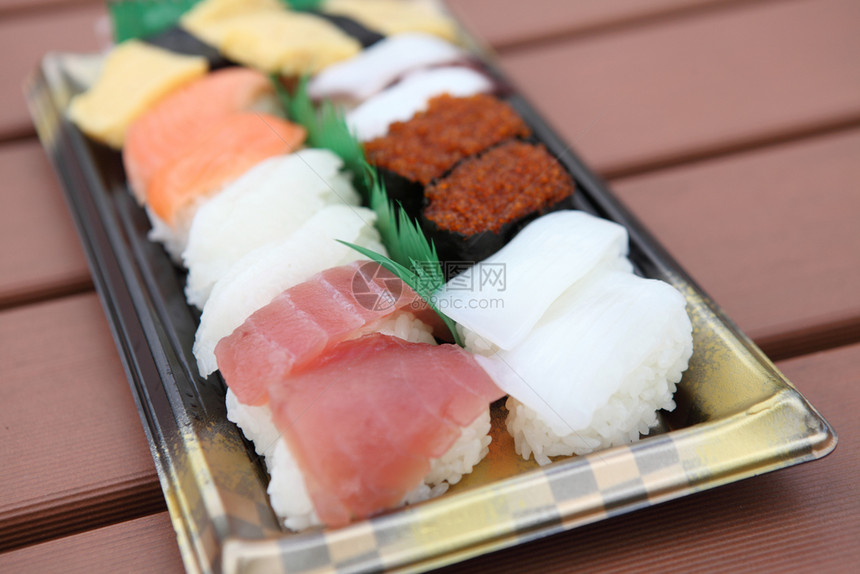 铁盘子上的寿司图片