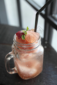 草莓冰块果汁图片