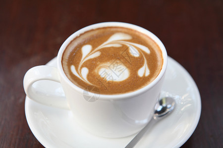 带一连串心形图案的咖啡背景图片