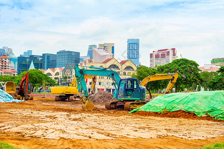 在市中心Singrapoe街施工的建筑地机械和挖掘机图片