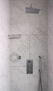 现代瓷砖浴室淋浴器图片