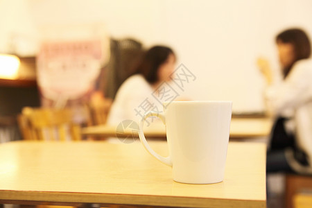 餐厅背景的茶杯图片
