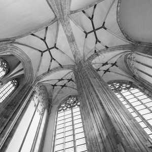 在荷兰河边的杜特奇城市乌勒支的多姆教堂窗户和柱子的窗户图片