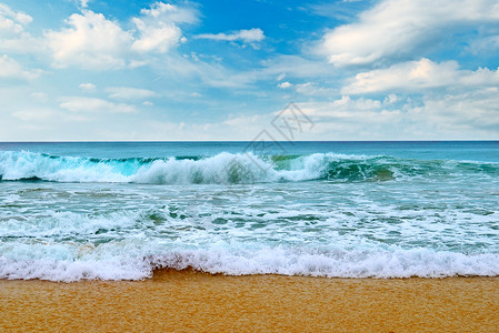 美丽的海景和蓝色天空背景图片