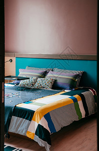 2014年6月日2014年bangko泰国现代卧室配有多彩的亚洲人床布枕头和白板图片