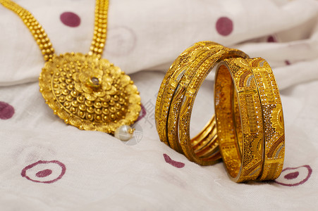 人造珠宝人造金手镯和项链背景