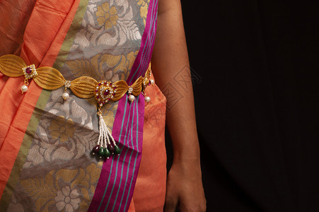 传统金色腰带或卡马尔帕塔妇女传统金色腰带或卡马尔帕塔妇女图片