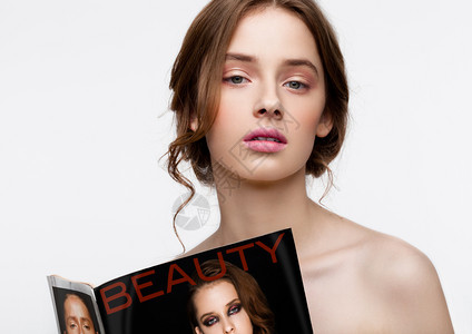 参军光荣海报美年轻女孩带着时装杂志在白色背景的杂志封面上画像背景