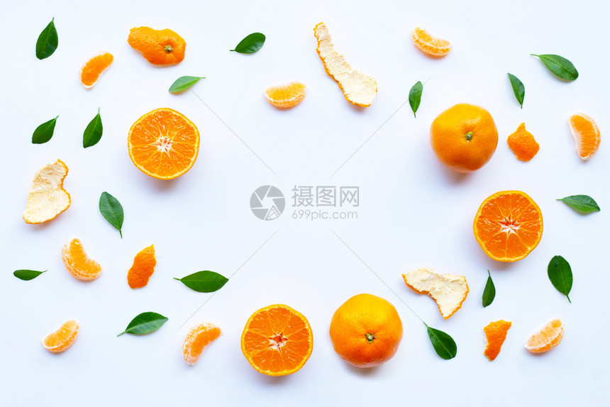 新鲜橙色柑橘水果框架白底绿色叶子图片