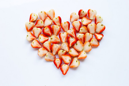 位于白底的心脏形状中草莓图片