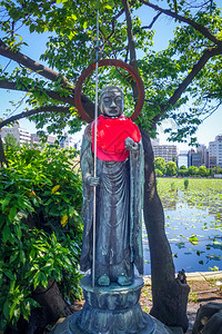 奇诺巴祖池塘的吉雕像位于乌尼诺东京日本图片