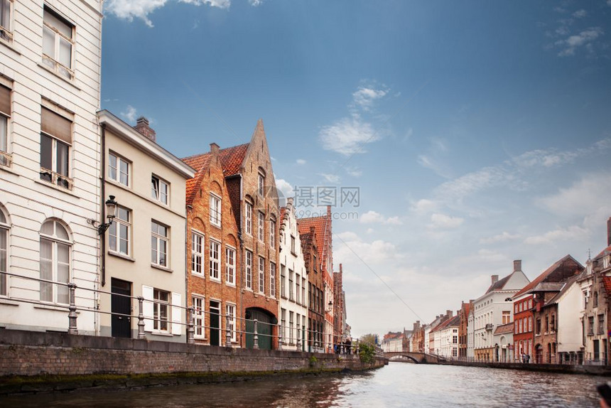 在广受欢迎的比利时目地布鲁格贝尔吉姆看到运河和多彩的传统房屋图片