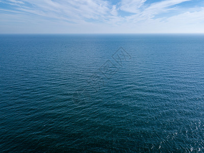 蓝色海平面和多云的蓝色天空海景中鸟类和从无人机中观测眼睛自然背景文本的位置无人机休止的蓝色海景全云层背中无尽的蓝色海景自然背复制背景图片