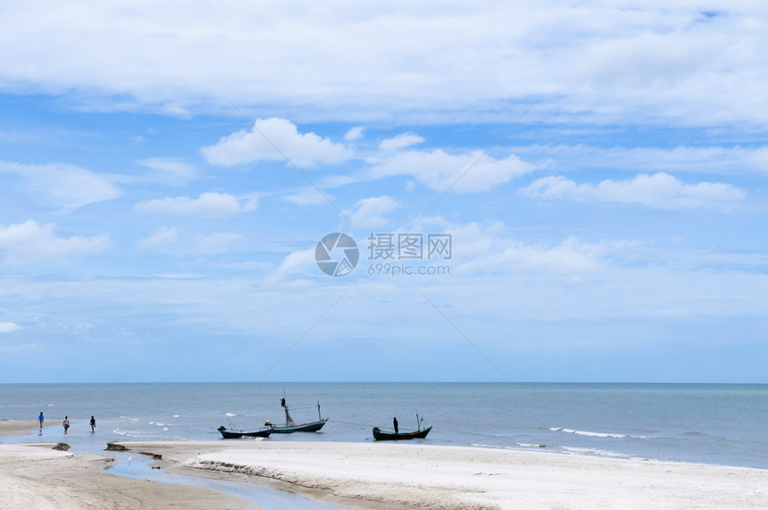 有名的华兴海滩与当地渔船c在夏季明亮的白天泰国海滩目的地图片