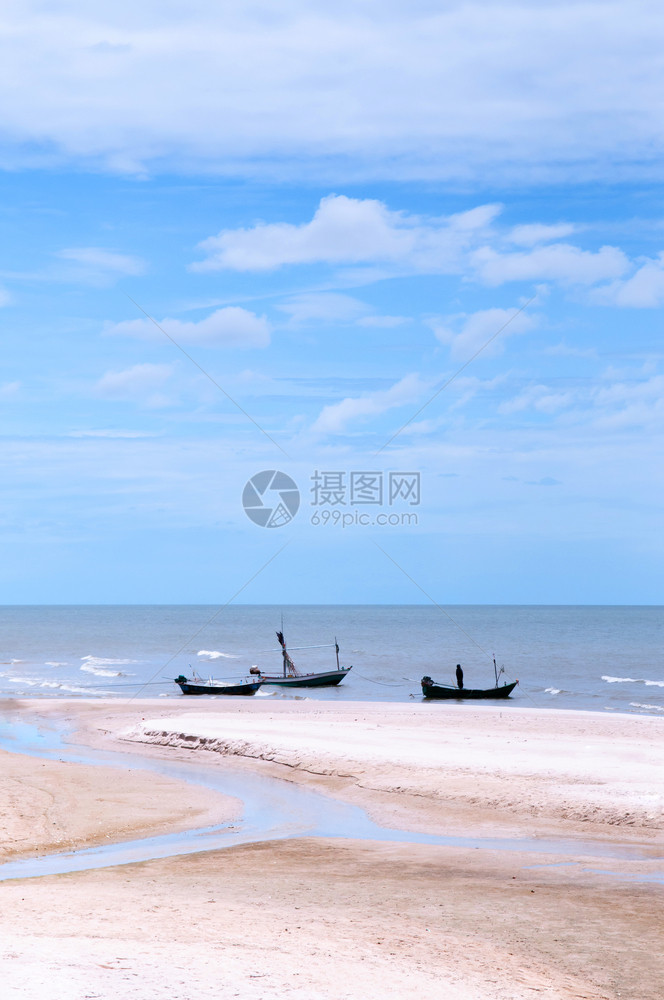 有名的华兴海滩与当地渔船c在夏季明亮的白天泰国海滩目的地图片