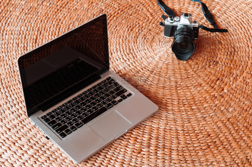 2017年月日泰国Bangko泰国现代工作空间的顶层视野用照相机空白的笔记本电脑在干水长垫背景上使用图片