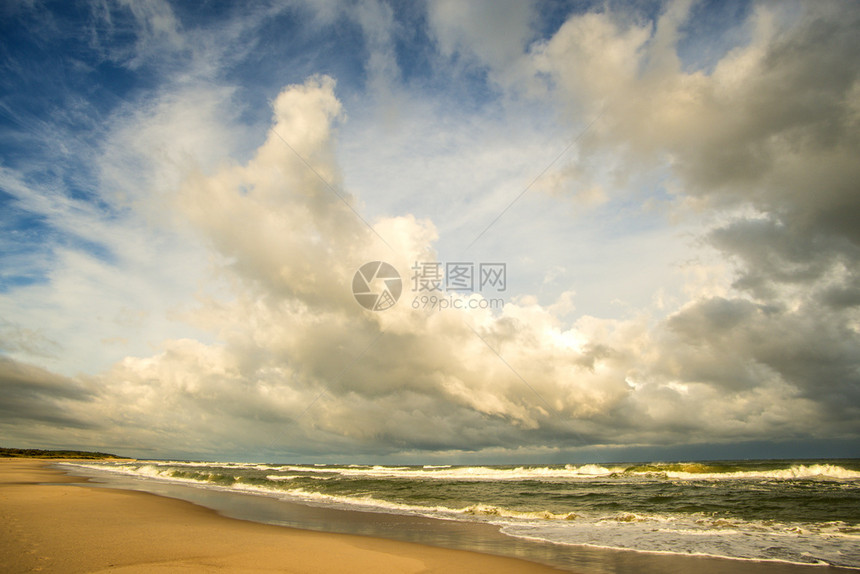 黄海的孤单沙滩天空和冲浪多云图片