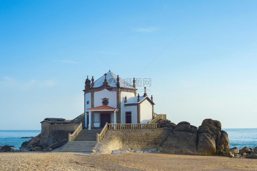 在Miram海滩Potugal与Senhordaper礼拜堂的海景图片