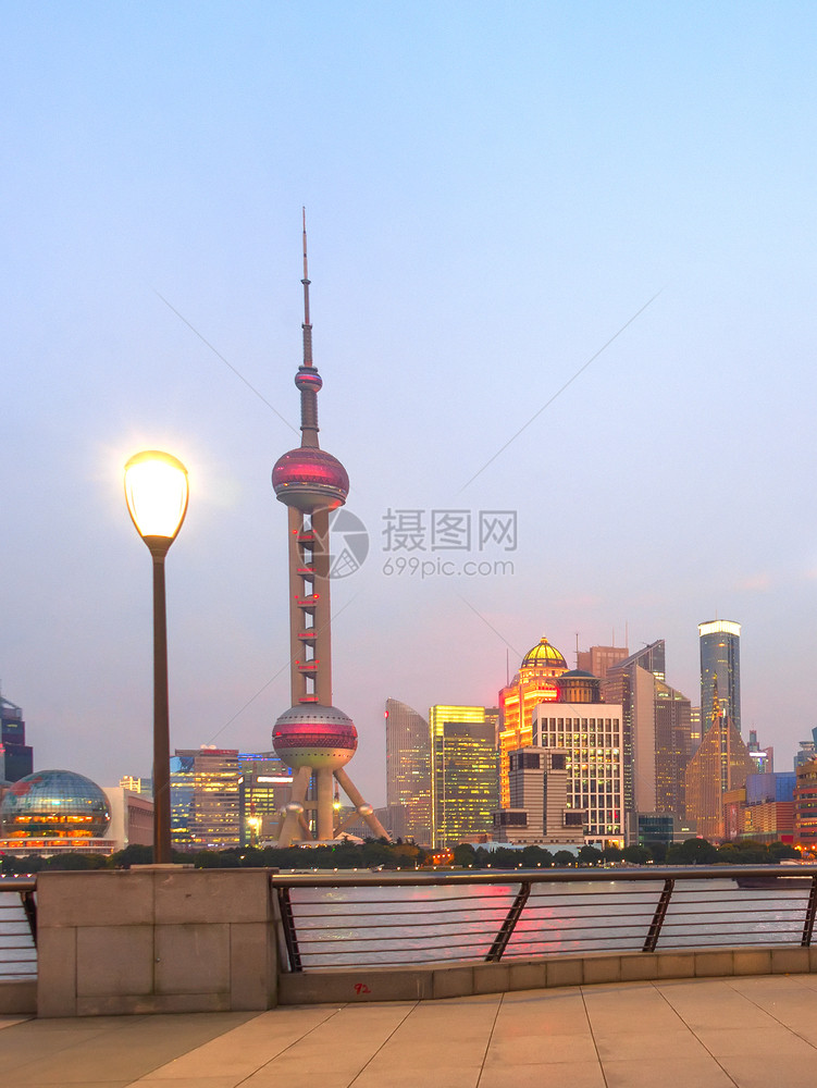现代上海天线台式电视塔图片