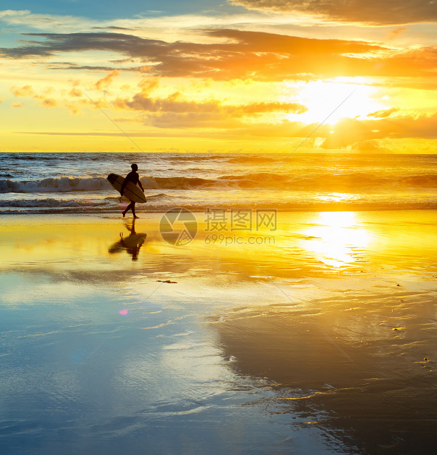 冲浪者在沙滩上行走的脚影冲浪板日落的天线海浪巴厘岛印度河图片