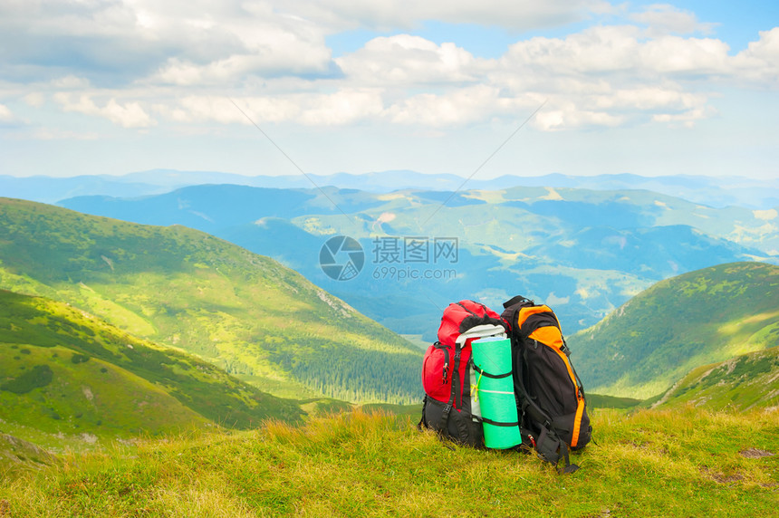 绿色斜坡上两个彩多的徒步者背包景的优美喀尔巴阡山脉风景乌克兰人图片