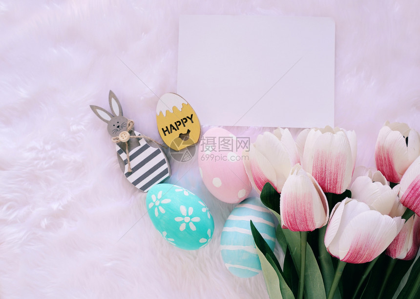 粉色郁金香和带涂鸦的鸡蛋图片