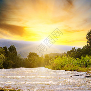 喀尔巴阡山脉的明亮日出太阳的光芒反映在山河中图片