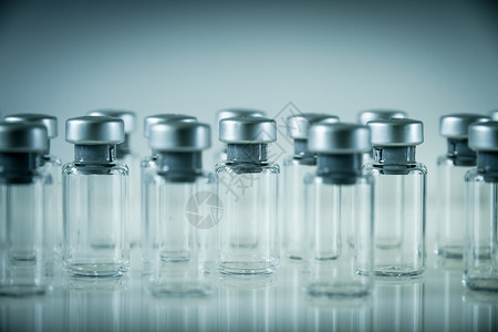 灰色背景上的一组疫苗玻璃瓶灰色背景的疫苗玻璃瓶图片