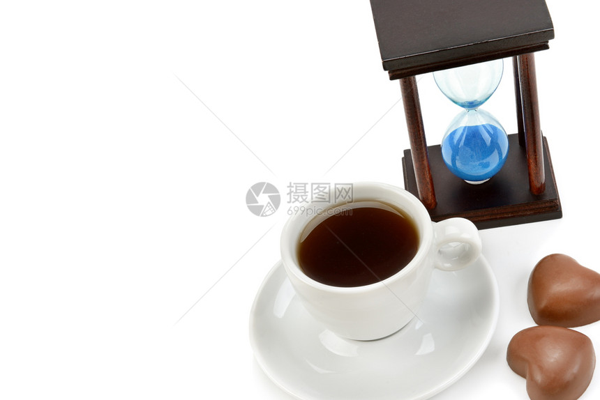 沙漏和一杯咖啡孤立在白色背景上商业概念免费文本空间图片