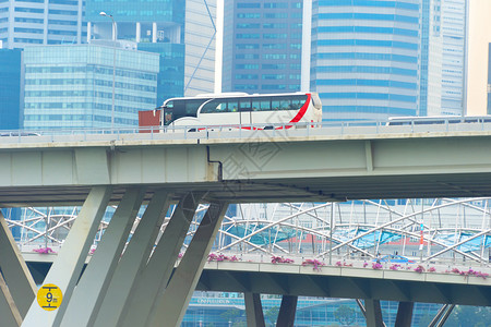 由现代建筑桥搭乘公交车驾驶背景的雪茄摩天大楼图片