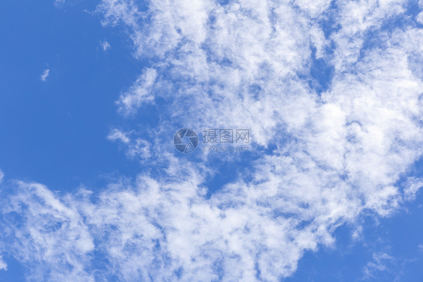 蓝色天空背景白云阳光明媚的夏日或春雨云图片