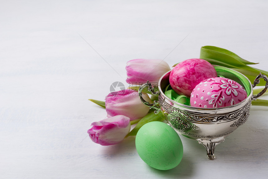 复活节郁香和粉色彩蛋图片