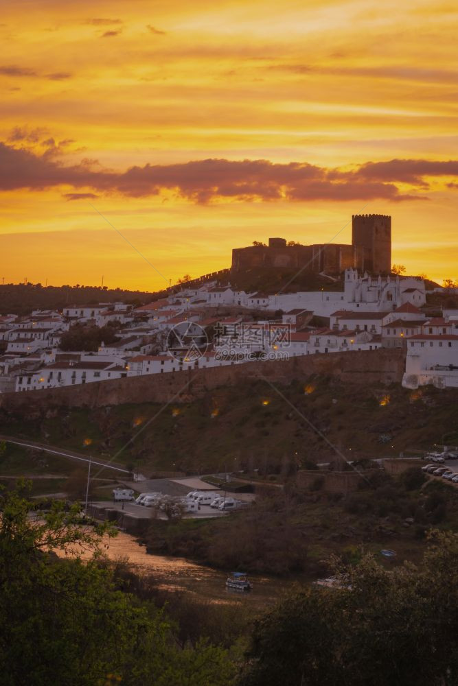 在梅尔托拉portugal村及其城堡的日落在alentjo地区的prtugal以南的portugal村图片