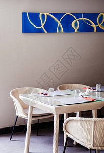 客厅有简洁的餐桌和扶椅背景图片