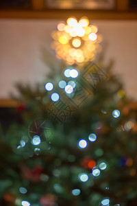 为节假日点亮的圣诞树图片