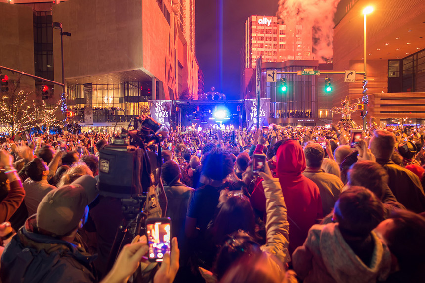 庆祝新年第一晚的盛大群众聚集在charlotenc图片