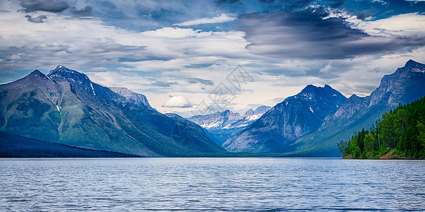 美国比特犬Mcdonal湖冰川公园背景