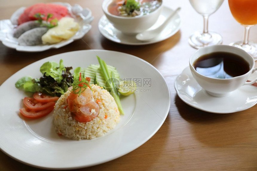 含蔬果装饰的虾仁炒饭图片