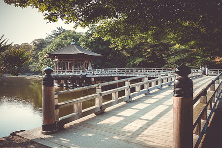 乌基米多日本奈良公园湖面上的ukimido亭日本奈良公园水上的ukimido亭背景