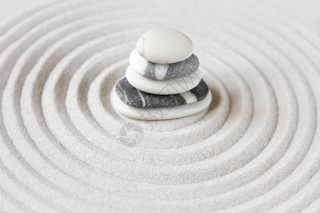 沙子上的黑白宝石日式本菜园背景场日式本菜园背景图片